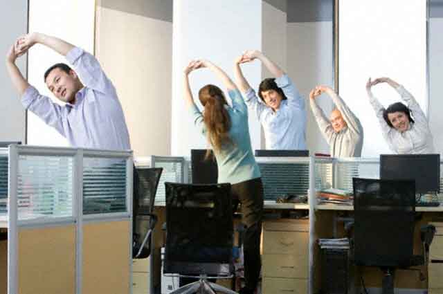 6 ejercicios para estirarse en la oficina