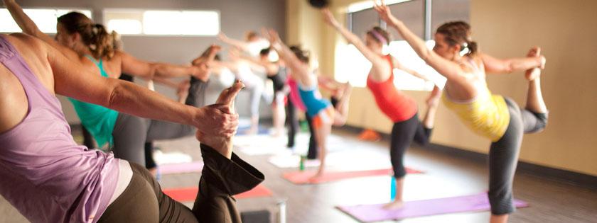 ¿Qué elementos llevar a mi clase de yoga?